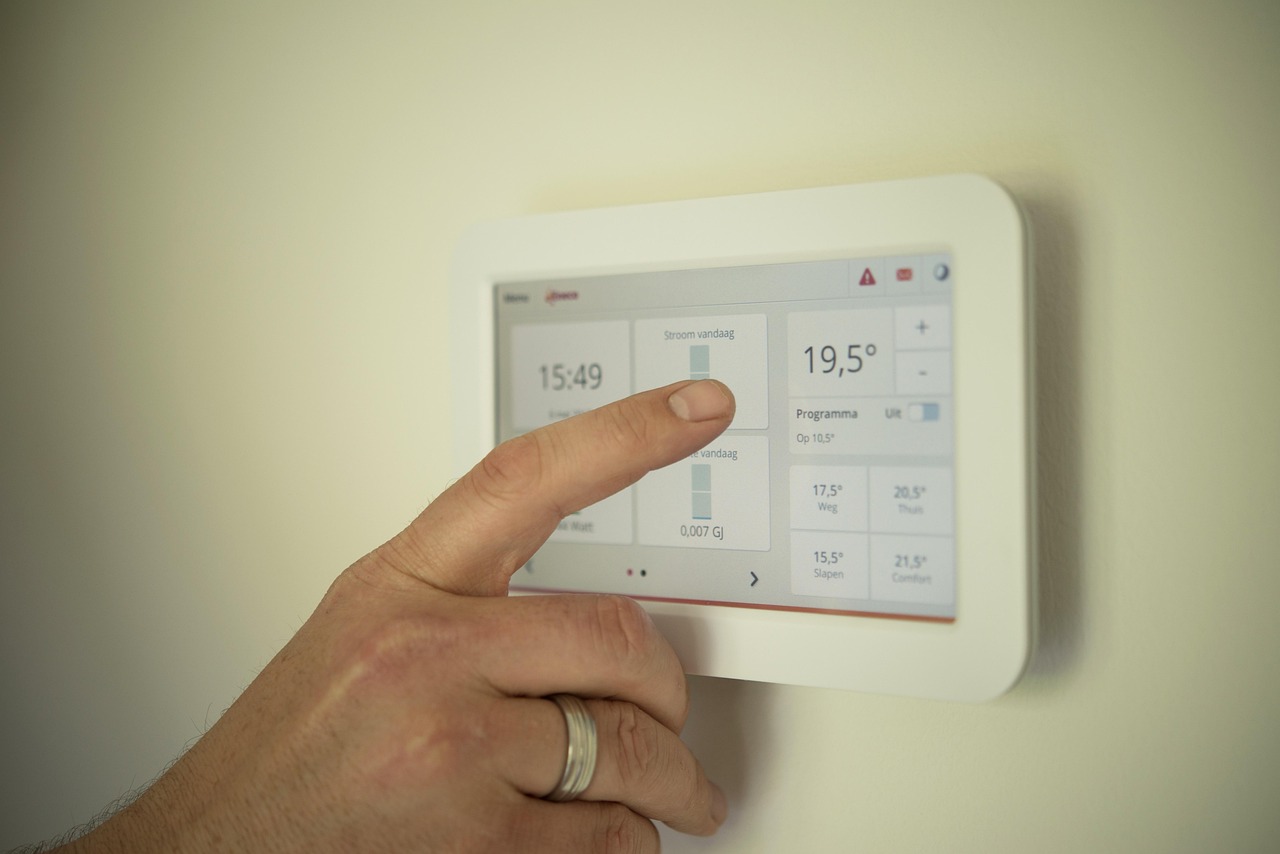 Zonnepanelen integreren met slimme huisautomatisering.