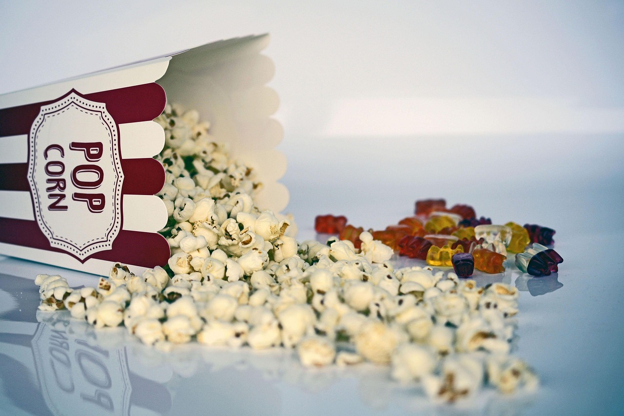 Stijlvolle ruimte voor bioscoopavonden met filmthema decor.