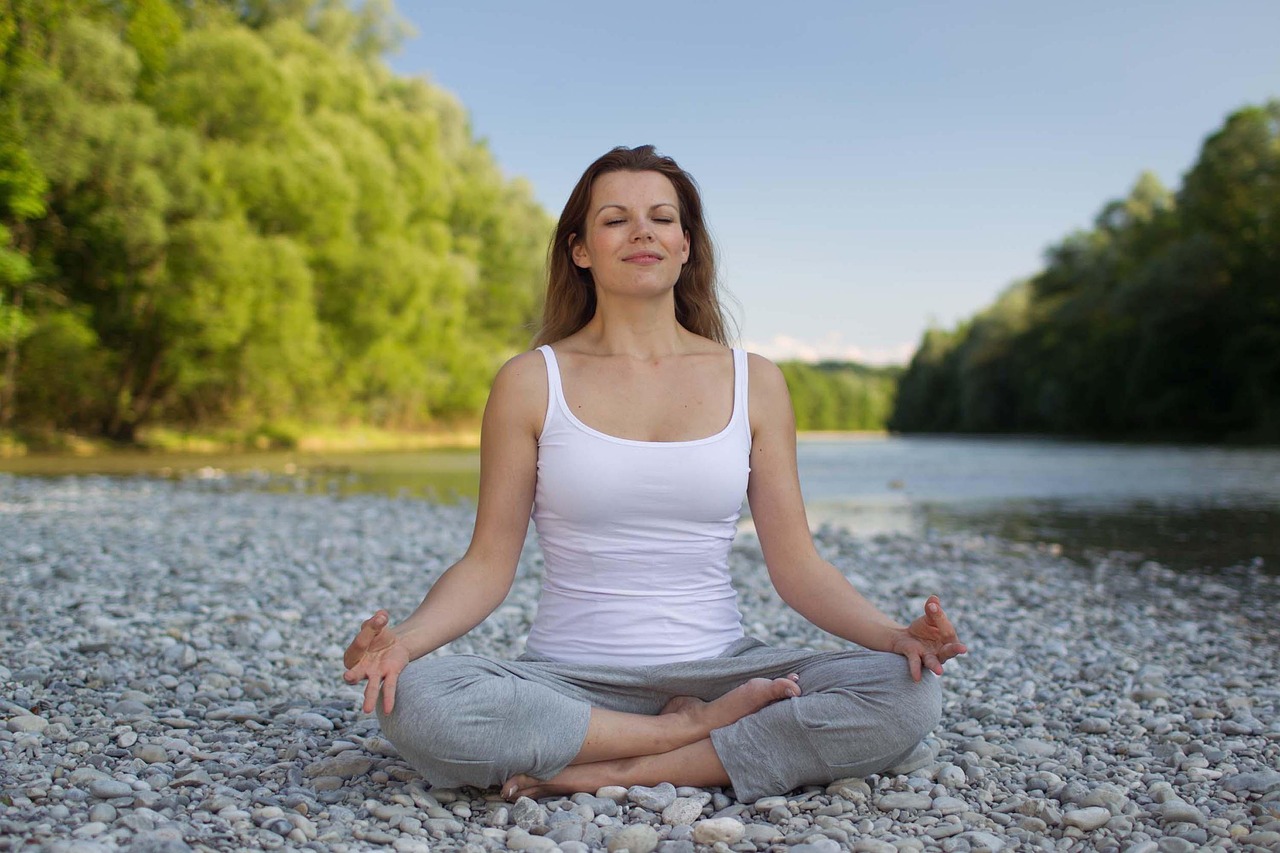 Outdoor yoga mat naast bloemen in tuin. Outdoor yoga mat naast bloemen in tuin.