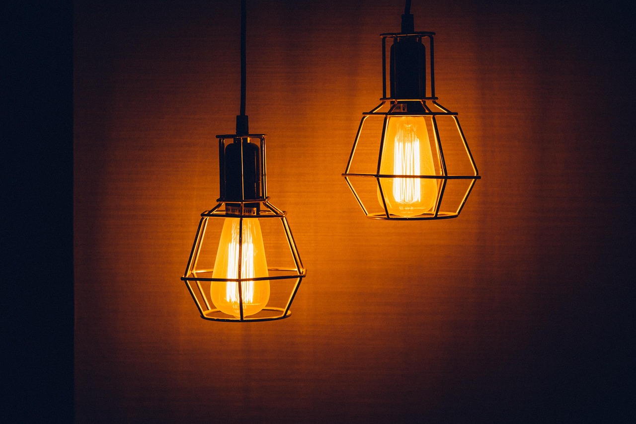 Stijlvolle lineaire verlichting in eetkamer setting. Stijlvolle lineaire verlichting in eetkamer setting.