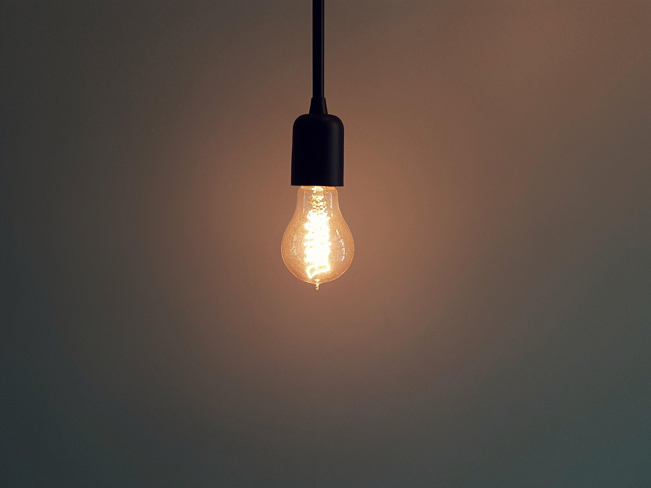 Moderne lineaire hanglamp verlicht zomerse eetruimte. Moderne lineaire hanglamp verlicht zomerse eetruimte.