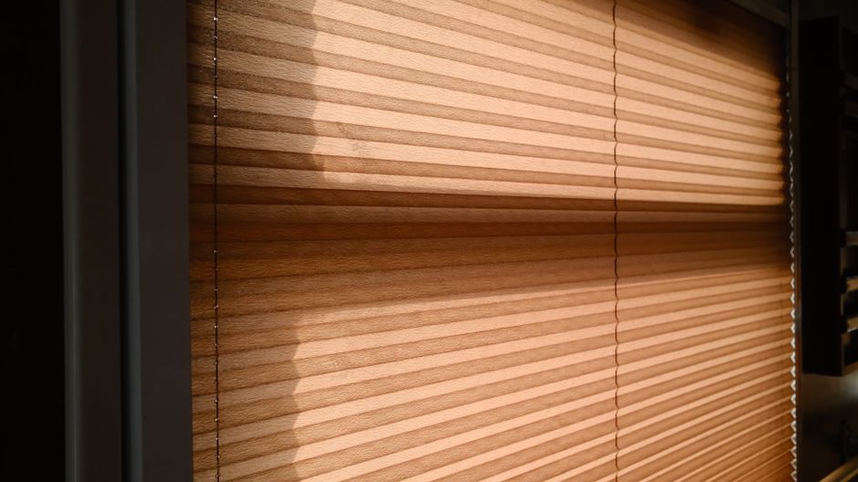 Landelijke houten jaloezieën geven huis warme uitstraling. Landelijke houten jaloezieën geven huis warme uitstraling.