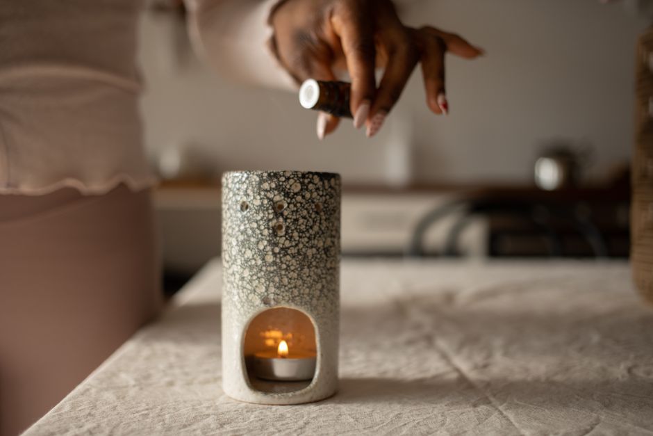 Moderne diffuser vult ruimte met warme aroma's. Moderne diffuser vult ruimte met warme aroma's.