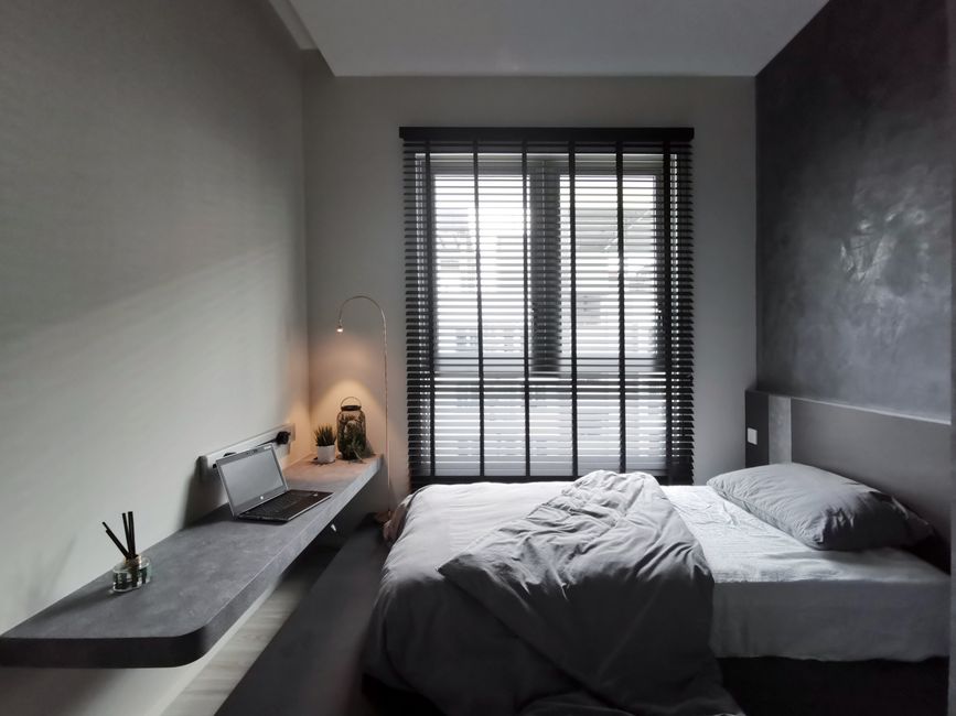 Praktische werkplekdecoratie in kleine slaapkamer. Praktische werkplekdecoratie in kleine slaapkamer.
