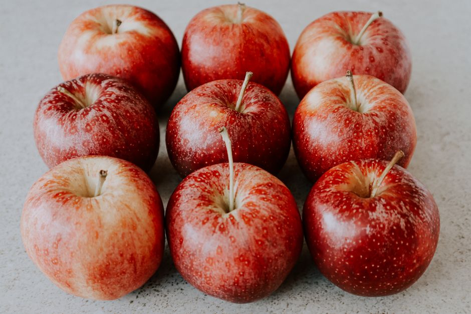 Appeltaart in de oven, kaneelgeur verspreidt zich. Appeltaart in de oven, kaneelgeur verspreidt zich.