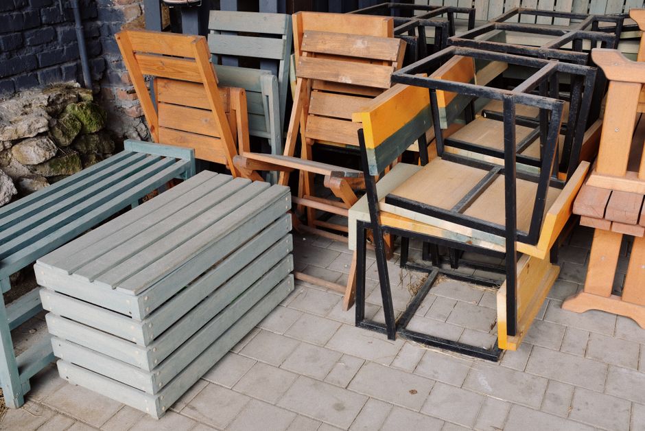 Tuinbank en stoelen in schuur opgeslagen.