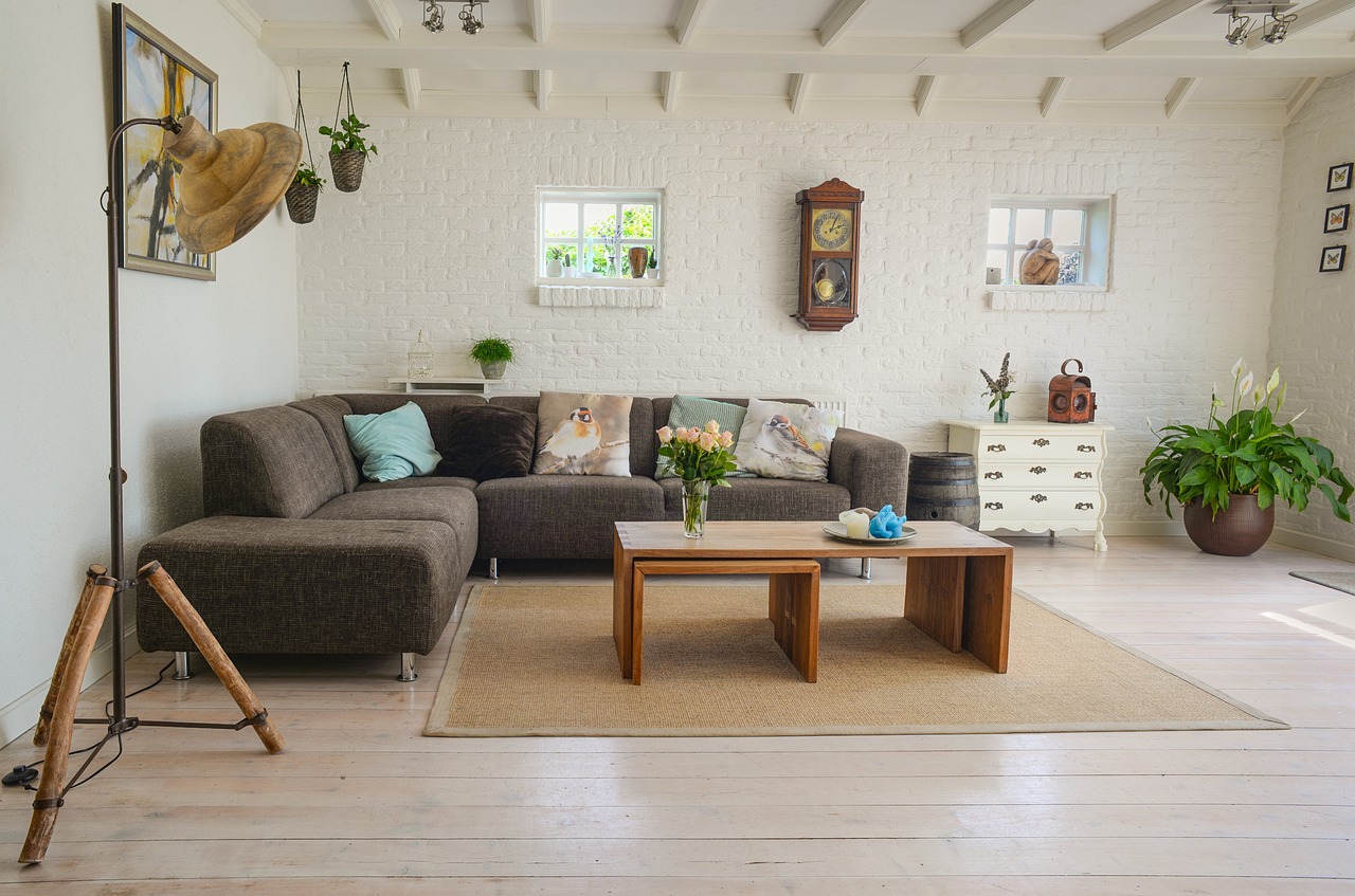 Eettafel van eikenhout met houten stoelen.