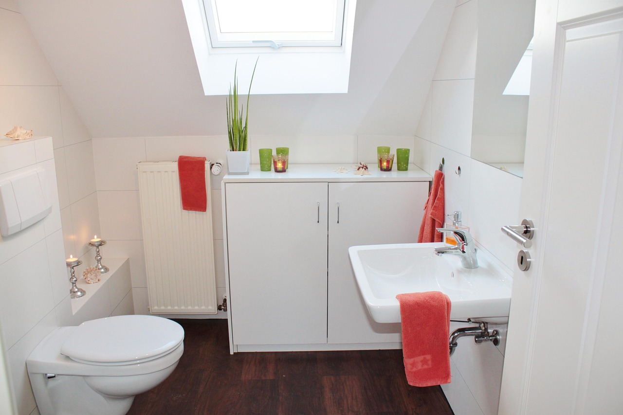 Honingraatstructuur in douchewand, strakke uitstraling. Honingraatstructuur in douchewand, strakke uitstraling.