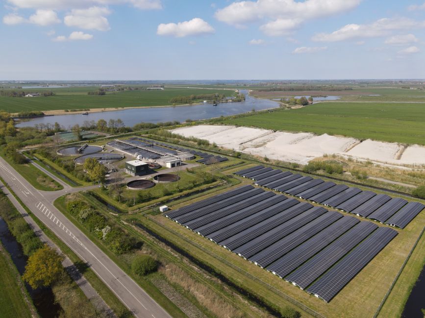 Raamdecoratie met goudtinten voor moderne uitstraling.