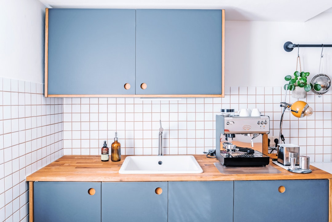 Zachte pastel keuken met glanzende metallic accenten. Zachte pastel keuken met glanzende metallic accenten.