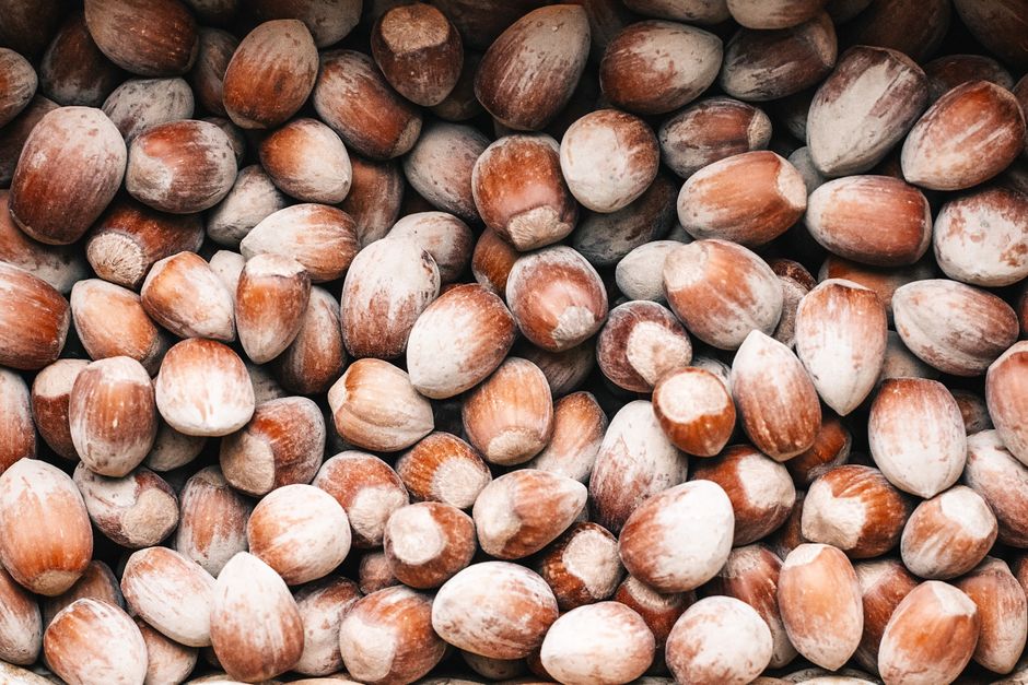 Kokosmeel in een houten kom op tafel Kokosmeel in een houten kom op tafel