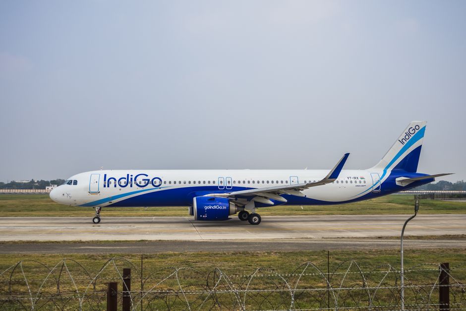 Indigo kussens op een herfstkleurige bank. Indigo kussens op een herfstkleurige bank.