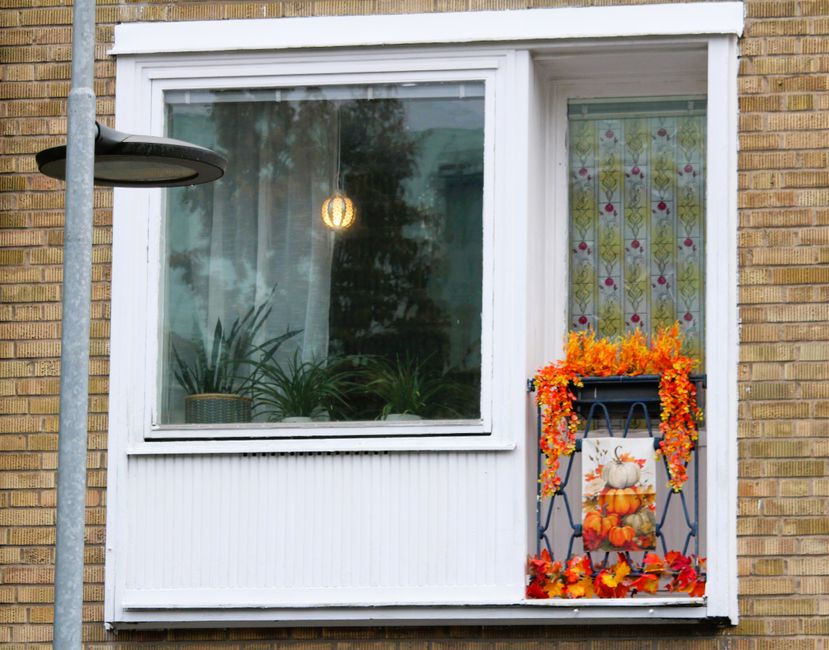 Gezellige plaid en kaarsen op balkon. Gezellige plaid en kaarsen op balkon.