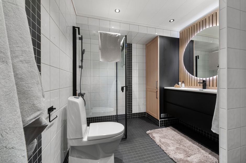 Lichte badkamer met Japandi-design en groene planten. Lichte badkamer met Japandi-design en groene planten.