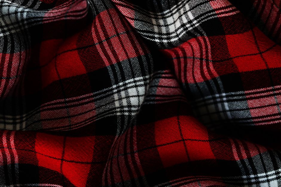 Tartan tafelloper op een herfstgedekte tafel. Tartan tafelloper op een herfstgedekte tafel.