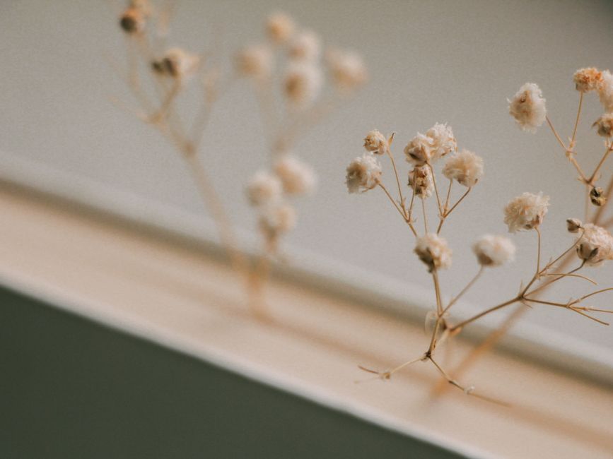 Vensterbankdecoratie met kleurrijke gedroogde herfstbloemen. Vensterbankdecoratie met kleurrijke gedroogde herfstbloemen.